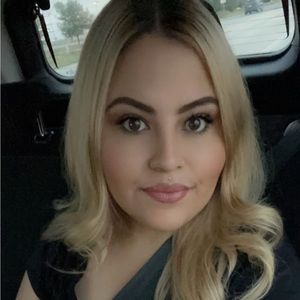 Meet your Posher, Larissa